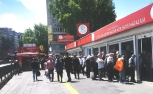 Ankara'da 10 liraya satılan ucuz yumurta için vatandaşlar kuyruğa girdi