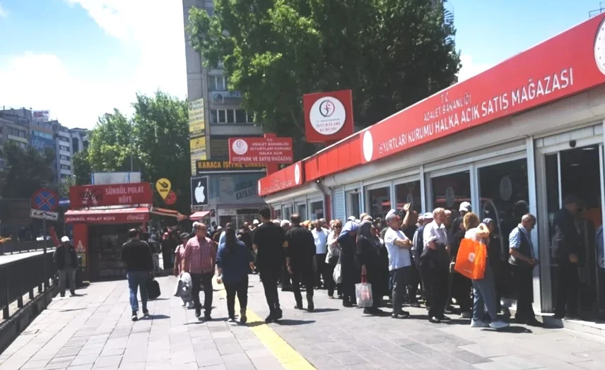 Ankara'da 10 liraya satılan ucuz yumurta için vatandaşlar kuyruğa girdi