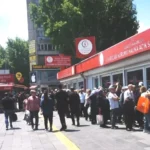 Ankara'da 10 TL'ye satılan ucuz yumurta için yüzlerce vatandaş Sıhhiye'de kuyruğa girdi