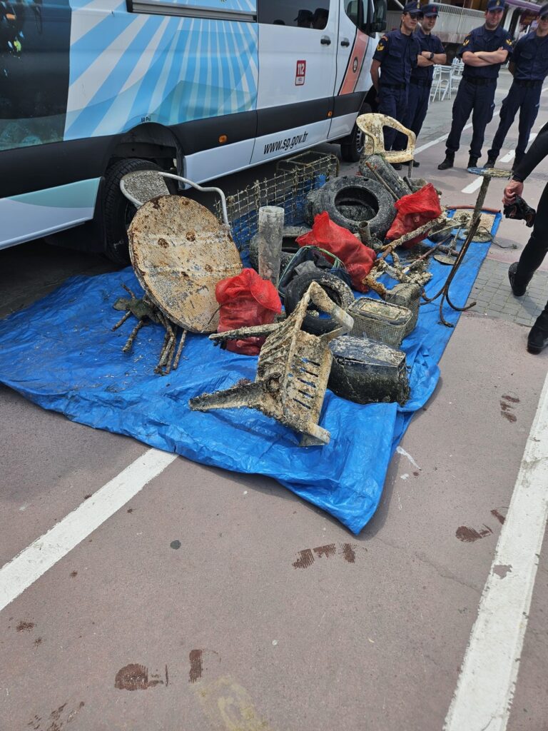 Mudanya'da deniz dibinden çıkanlar 'Bu kadarı da olmaz' dedirtti