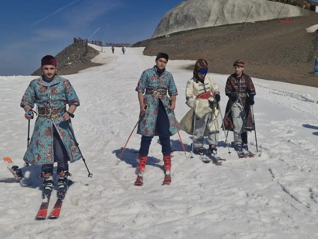 Deniz sezonu açıldı, Erzurum Palandöken'de kayak yarışı başladı