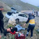 Erzurum’da can pazarı! otomobil duvara saplandı: 1’i ağır 4 yaralı