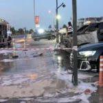 Galeri önünde korkutan yangın: 4 lüks araç yandı