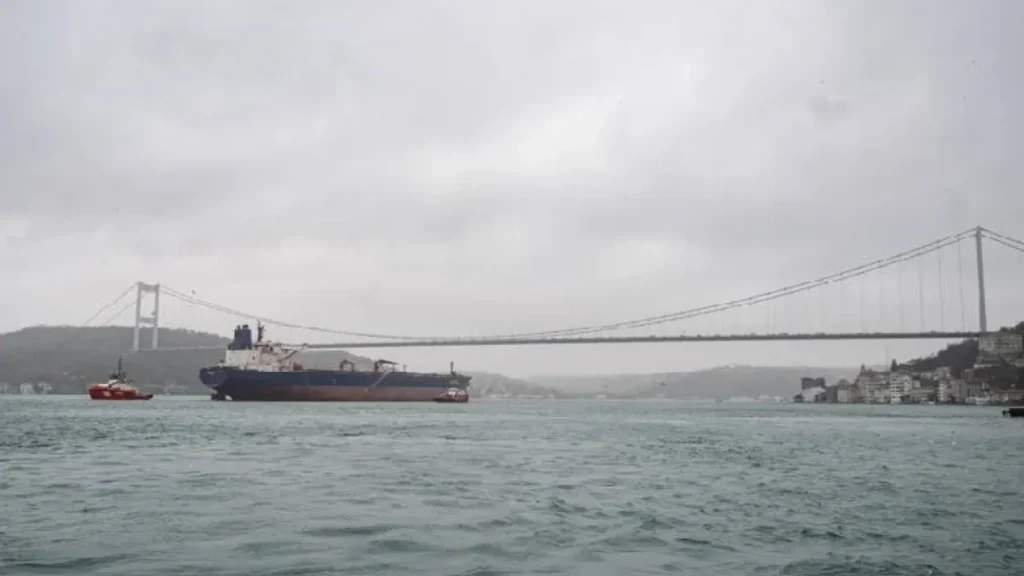 İstanbul Boğazı transit gemi geçişine kapatıldı