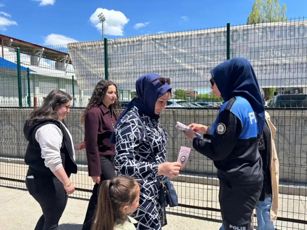 Kars Emniyeti'nden öğrencilere ve vatandaşlara güvenlik bilgilendirmesi