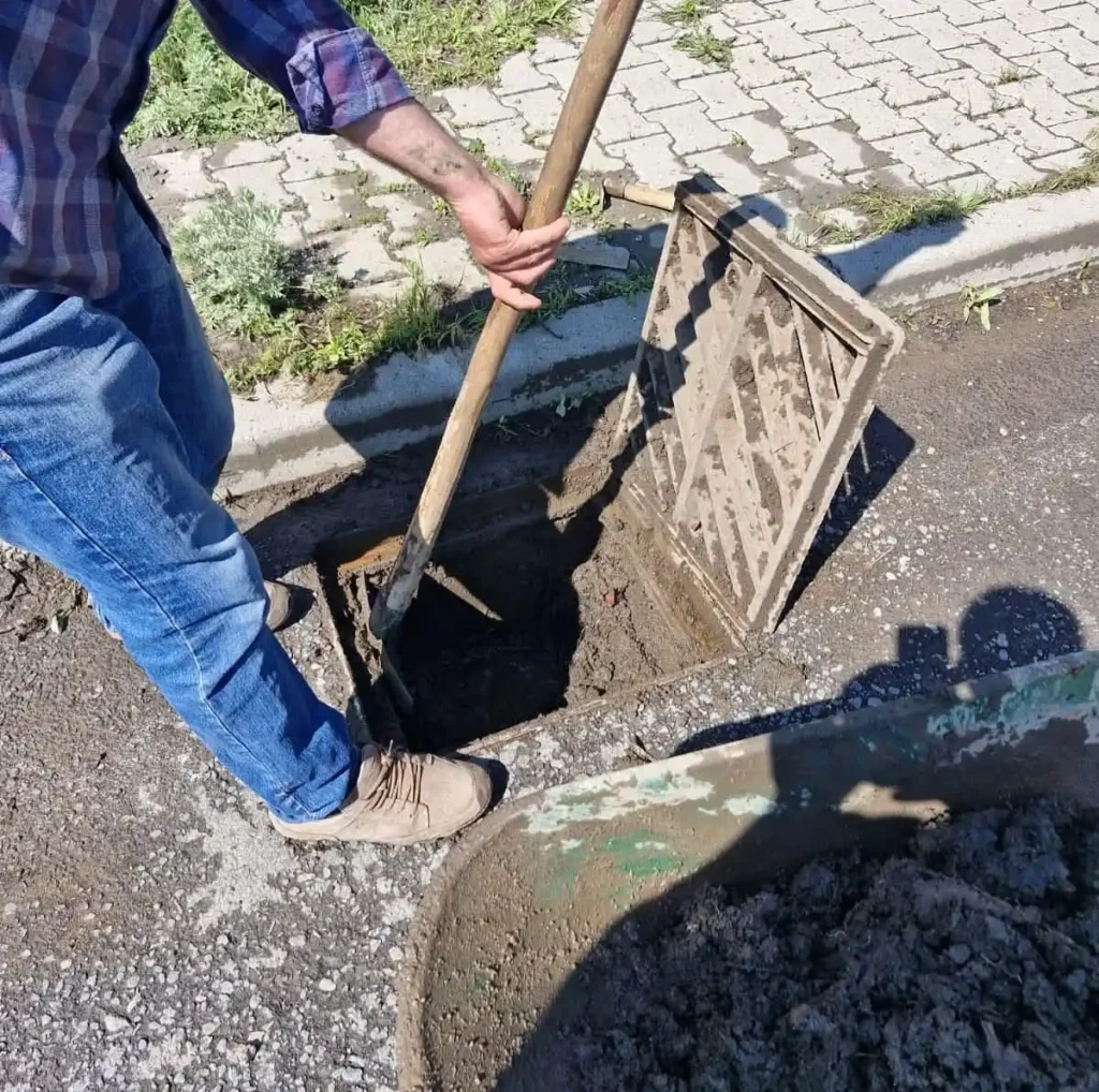 Kars Organize Sanayi Bölgesi'nde yağmur suyu ızgaraları temizlendi
