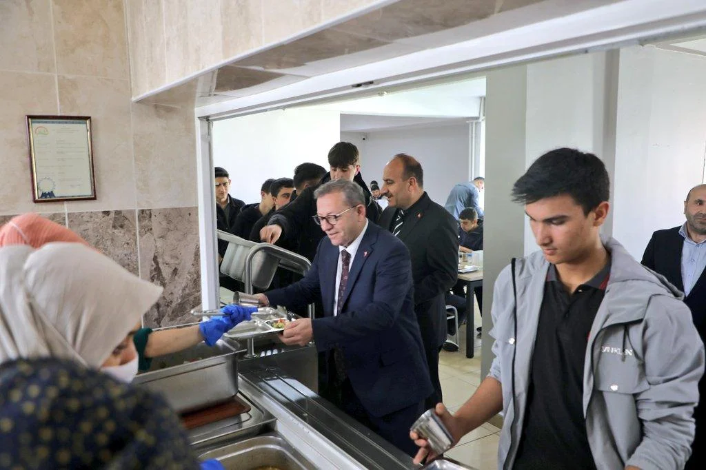 Kars Valisi Ziya Polat, eğitim camiası ve öğrencilerle buluştu