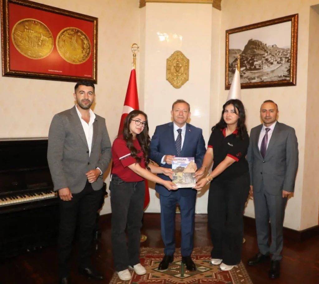 Kars Valisi Ziya Polat’tan gençlere destek: "Okul dergisi takdim edildi"