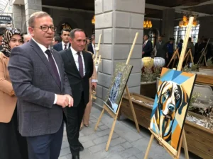 Kars’ta sergi: Demir parmaklıkların ardından sanata uzanan eller