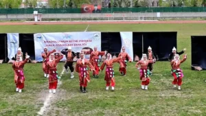 Kars'ta Halk Oyunları Şöleni: 923 öğrenci Anadolu’nun ritmine ortak oldu