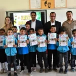 Kaymakam Aslantatar, öğrencilerin karne sevincine ortak oldu