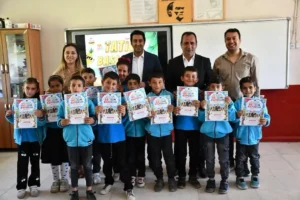 Kaymakam Aslantatar, öğrencilerin karne sevincine ortak oldu