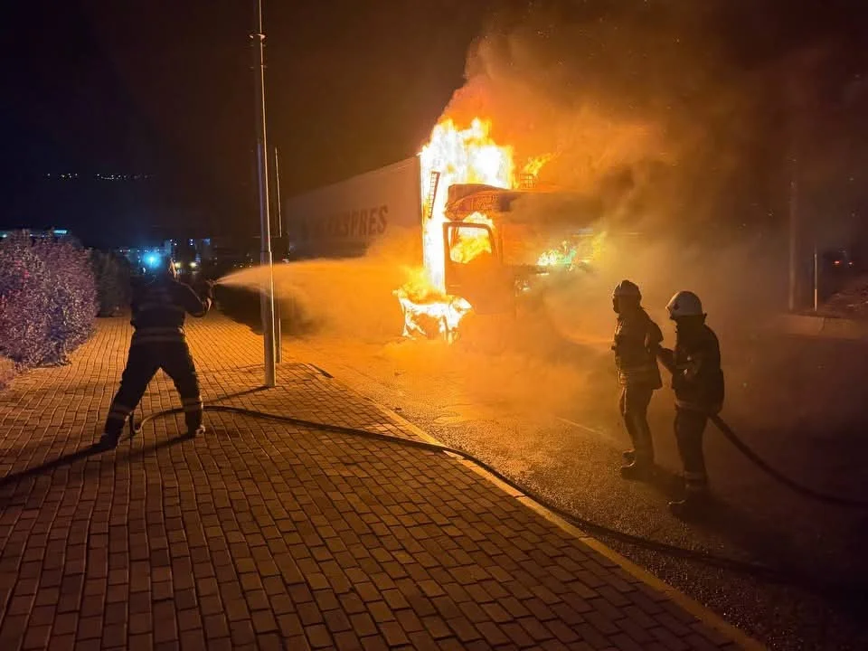Hatay'da tır alevlere teslim oldu