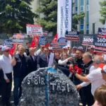 Memurlar basın açıklamasında sabır taşını balyozla kırdılar