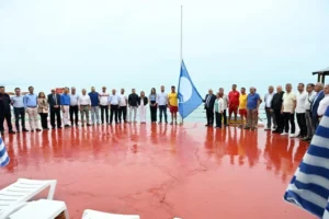 Zonguldak plajlarının tek mavi bayrağı, Kdz. Ereğli’de göndere çekildi