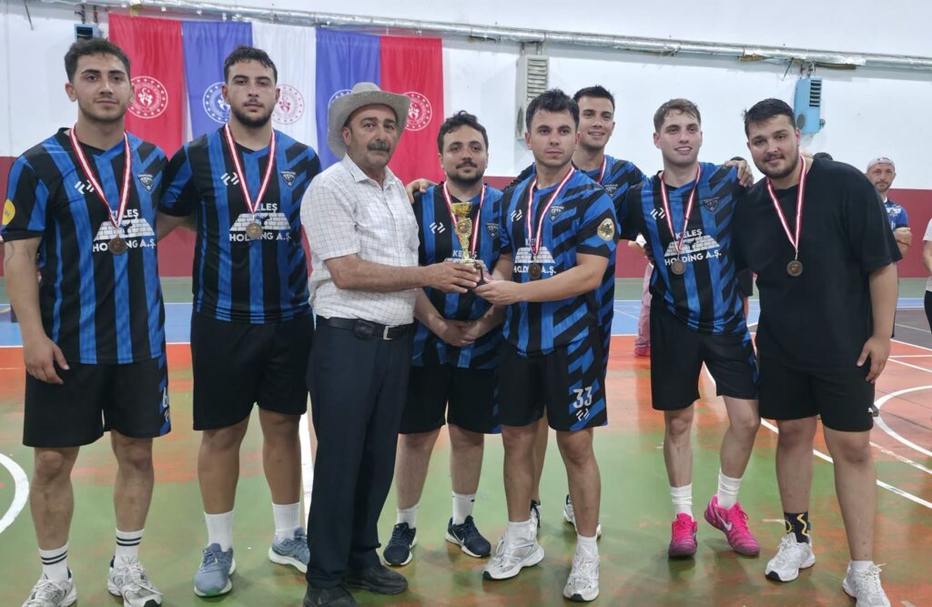 Tirebolu’da Çimen Dede Voleybol Turnuvası Sona Erdi