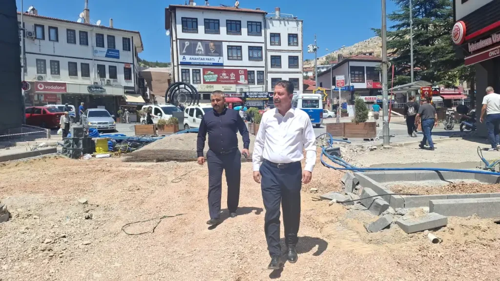 Beypazarı Belediye Başkanı Kasap, Bankalar Caddesi'ndeki çalışmaları yerinde inceledi