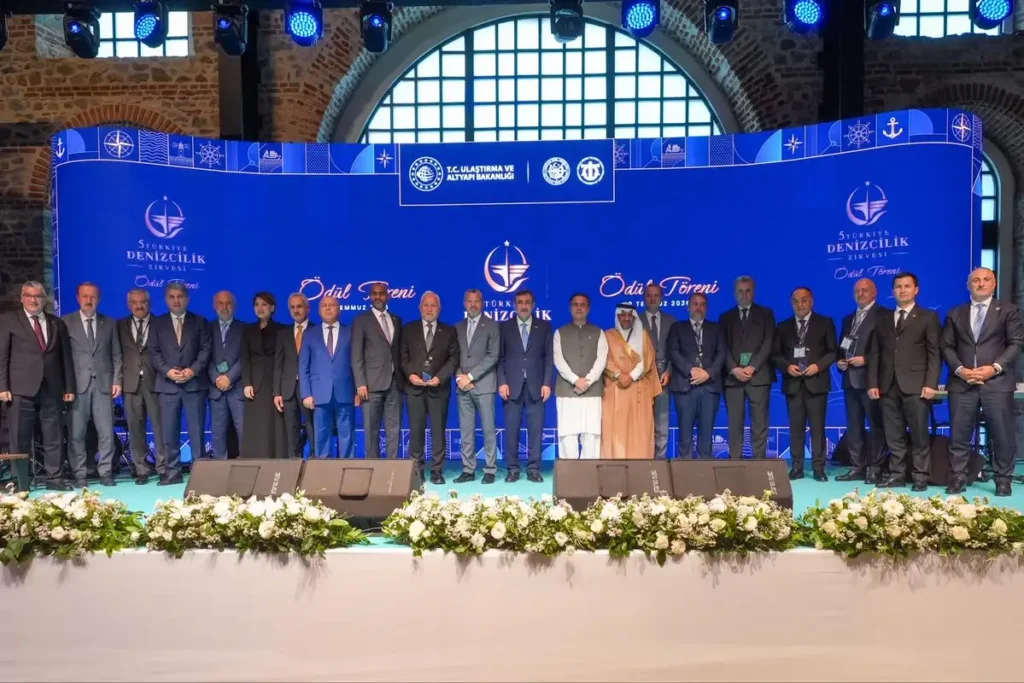 Denizcilik Zirvesi'nde Tosyalı Holding'e ödül
