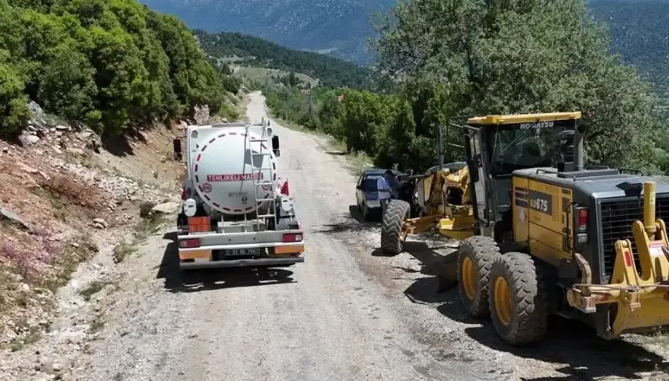 Isparta'da dağ yollarındaki şarampoller güvenli hale getiriliyor