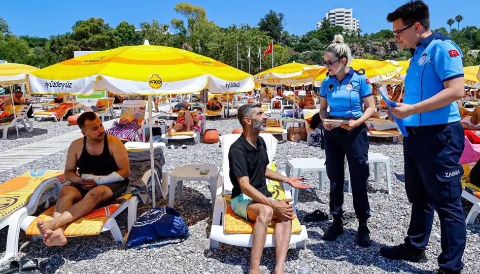 Konyaaltı sahili'nde 'dumansız plaj' denetimleri sürüyor