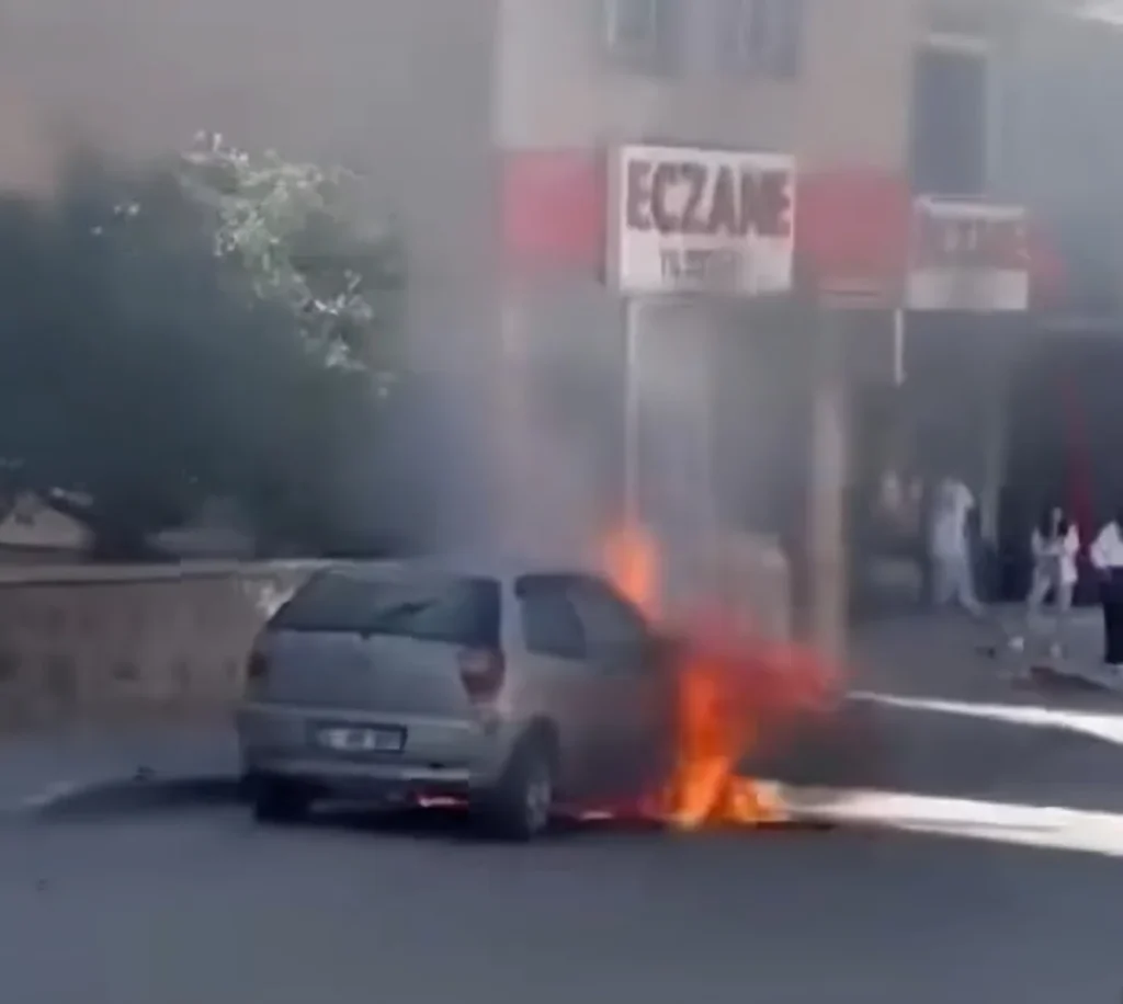 Yıldızkent'te park halindeki otomobil yangını paniğe neden oldu