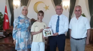 11 yaşında ilk kitabını yayınladı