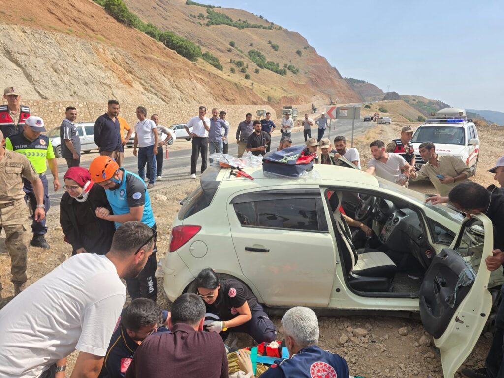Bingöl-Erzurum kara yolunda trafik kazası: 3 yaralı