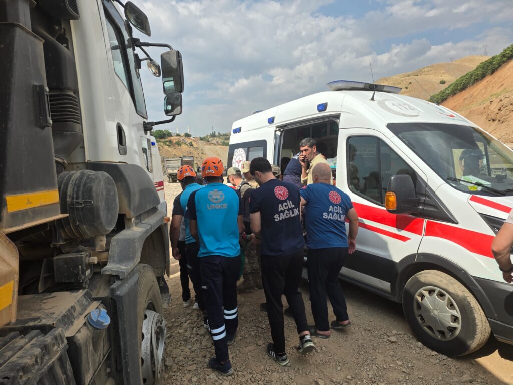 Bingöl-Erzurum kara yolunda trafik kazası: 3 yaralı