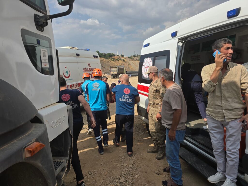 Bingöl-Erzurum kara yolunda trafik kazası: 3 yaralı