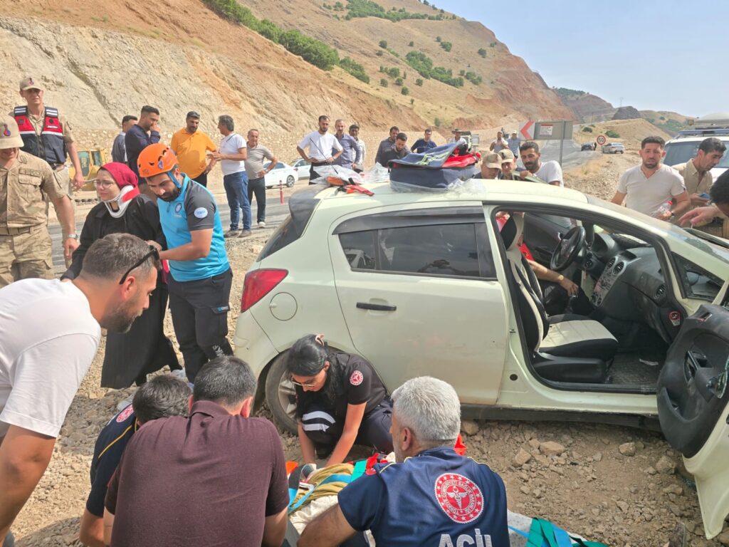 Bingöl-Erzurum kara yolunda trafik kazası: 3 yaralı