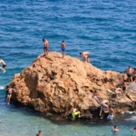 Antalya’da sıcak bunalttı, sahiller doldu