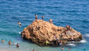 Antalya’da sıcak bunalttı, sahiller doldu