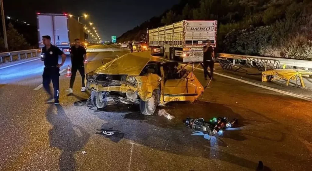 Otomobil hurda yığınına döndü: 1 ölü 4 yaralı