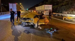 Otomobil hurda yığınına döndü: 1 ölü 4 yaralı