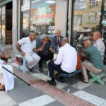 Ceylanpınar Kaymakamı Mehmet Çağatay Çakal, esnafın kahvaltı sofrasında vatandaşlarla buluştu