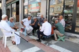 Ceylanpınar Kaymakamı Mehmet Çağatay Çakal, esnafın kahvaltı sofrasında vatandaşlarla buluştu