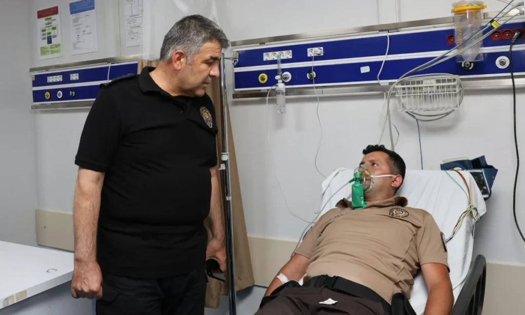 Emniyet Müdürü Karaburun'dan kahraman bekçiye hastanede moral ziyareti