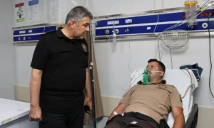 Emniyet Müdürü Karaburun'dan kahraman bekçiye hastanede moral ziyareti