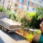 İncir toplayan kadın kamyonun altında kaldı