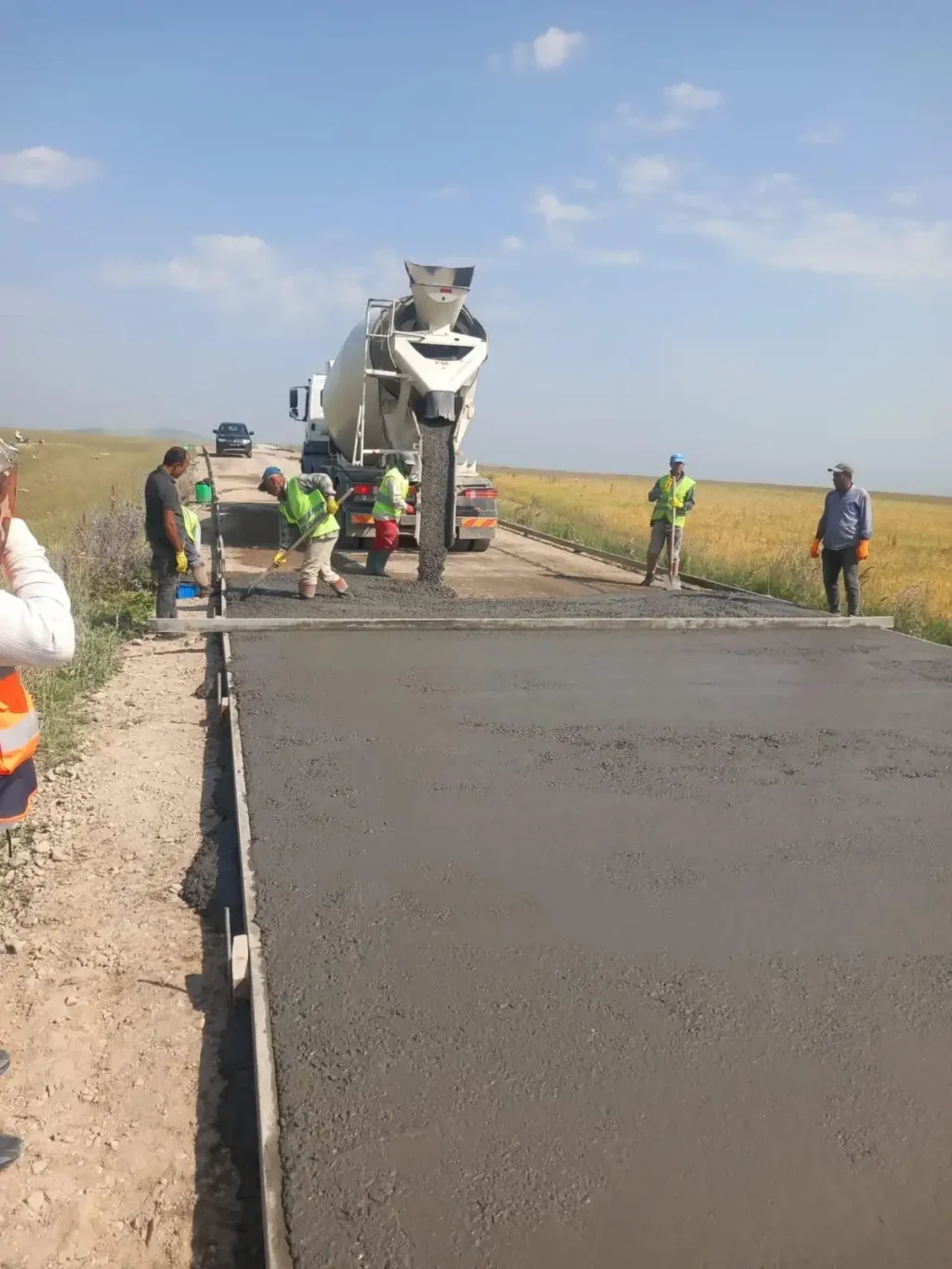Kars'ta kırsalda yol çalışmaları sürüyor