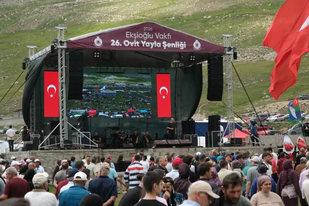 Ovit’te ilk gün coşkusu; Yaylada horon ve türkü şöleni