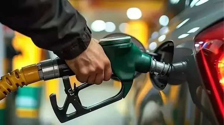 Petrol düştü, motorine büyük indirim yolda