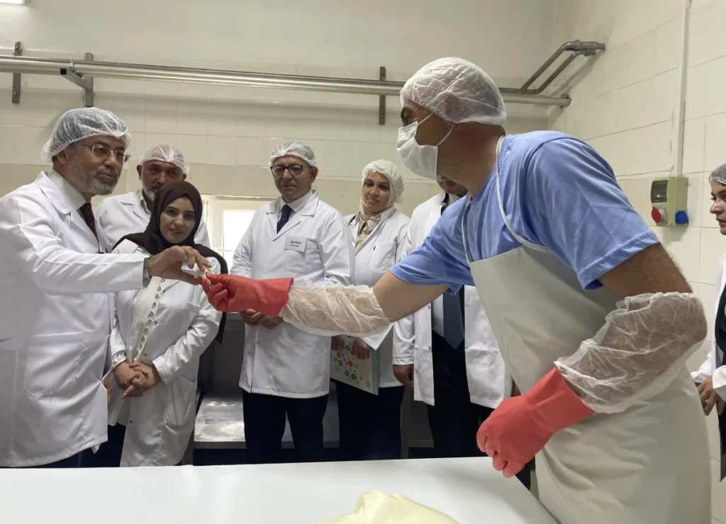 Bakan Yumaklı Kars'ta süt üretim tesisini ziyaret etti