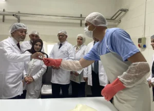 Bakan Yumaklı Kars'ta süt üretim tesisini ziyaret etti